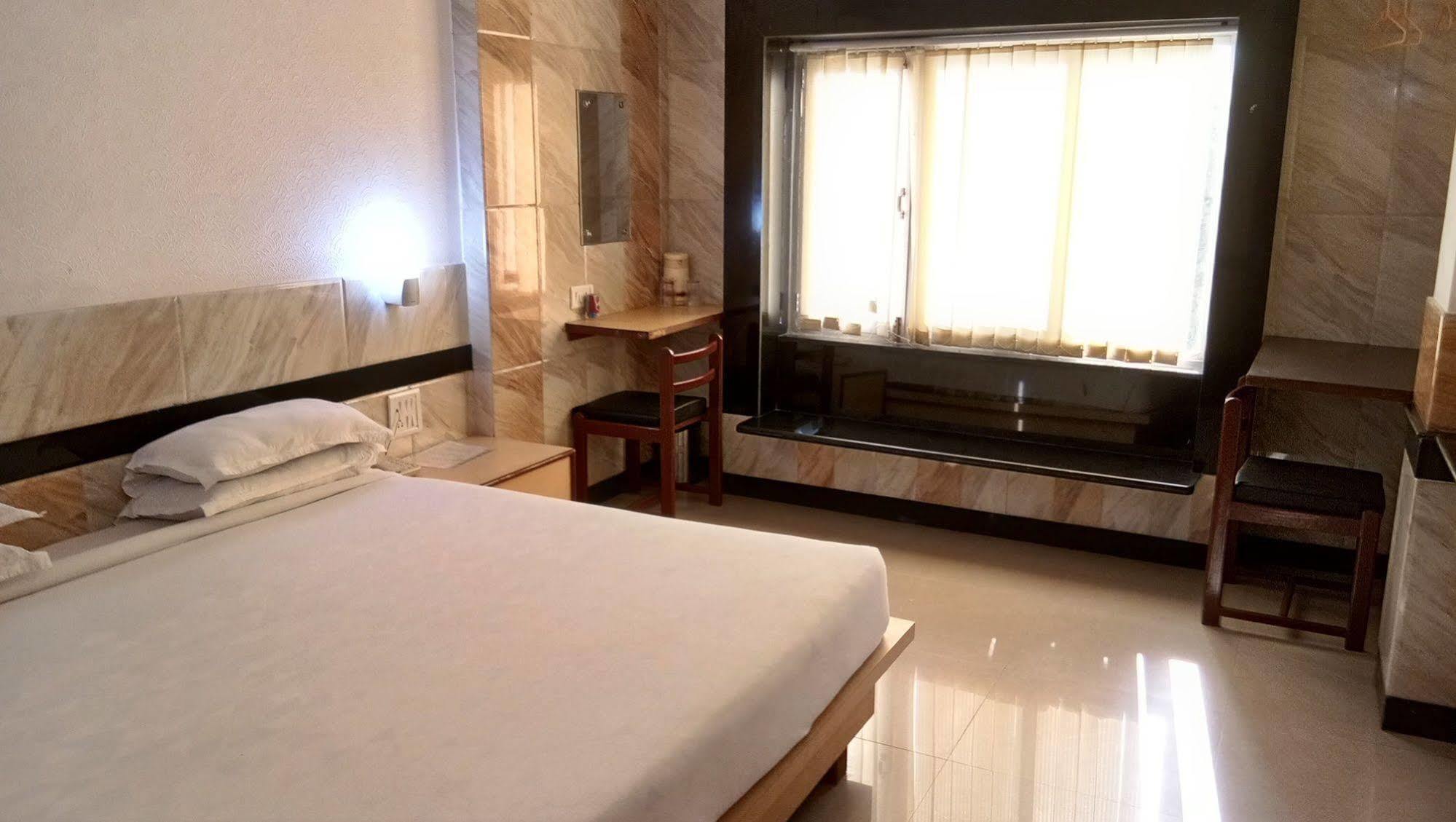 Hotel Arch Manor Deluxe Bhopal Exterior foto